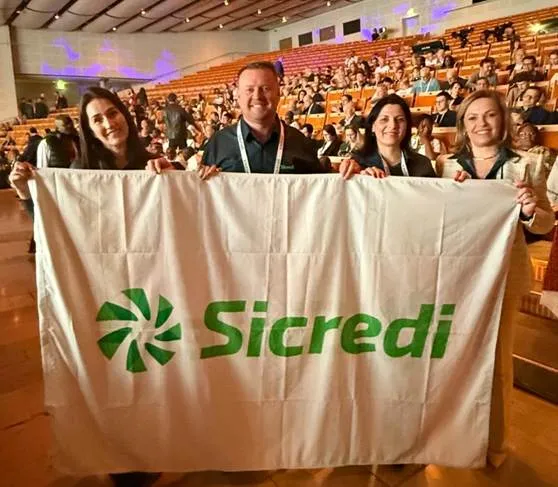 Audit&oacute;rio com pessoas sentadas O conte&uacute;do gerado por IA pode estar incorreto.