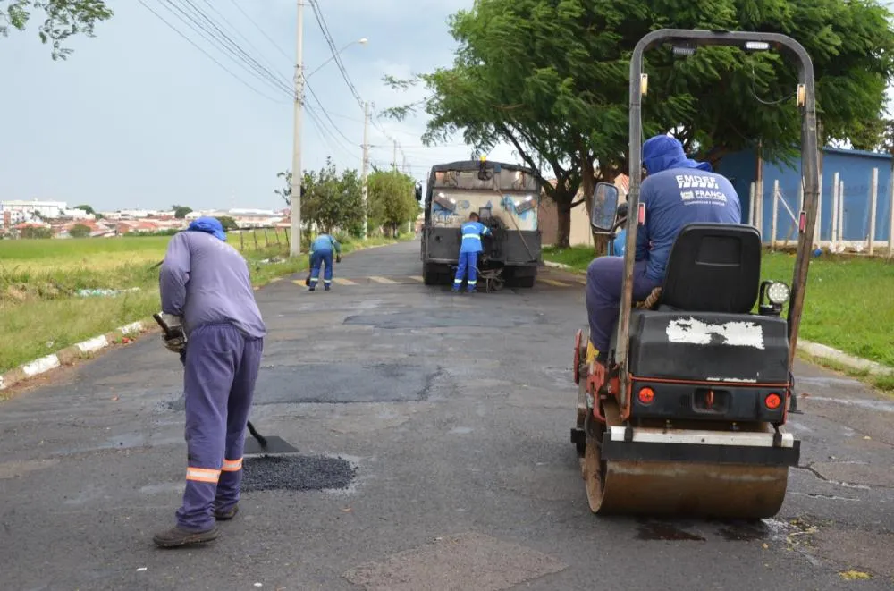 EMDEF intensifica operação tapa-buracos e sinalização viária em Franca; confira os bairros beneficiados