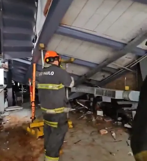 Explosão de gás causa desabamento em restaurante associado ao chef Henrique Fogaça no Centro de São Paulo
