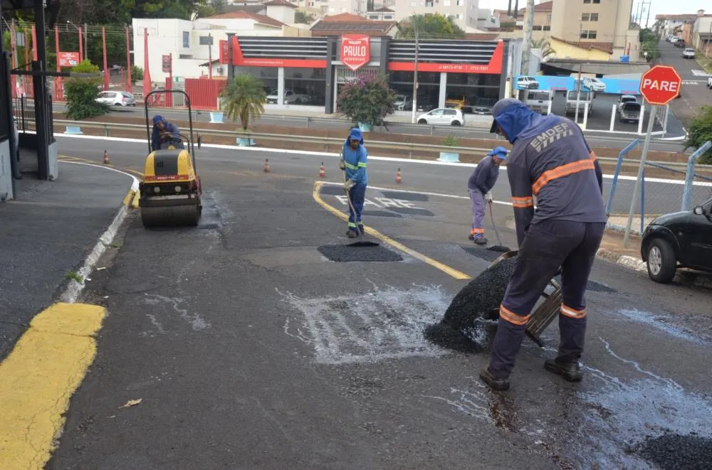 Franca recebe serviços de tapa-buracos e sinalização em diversos bairros