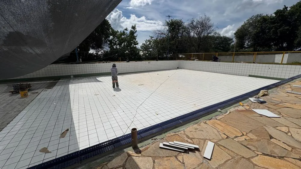 Piscina do Centro Esportivo Santa Terezinha ganha nova cara com instalação de azulejos