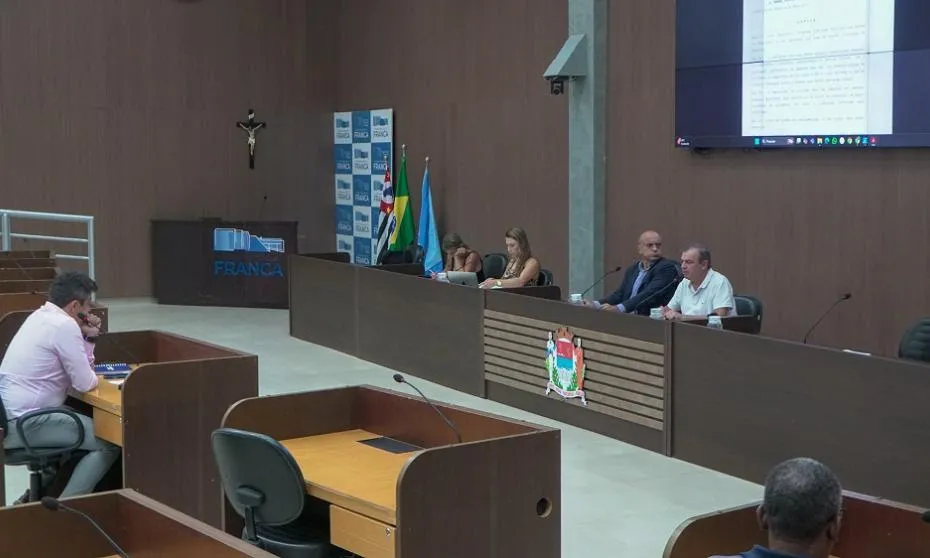 Franca avança em projetos de iluminação, transparência na saúde e inclusão para pessoas com deficiência