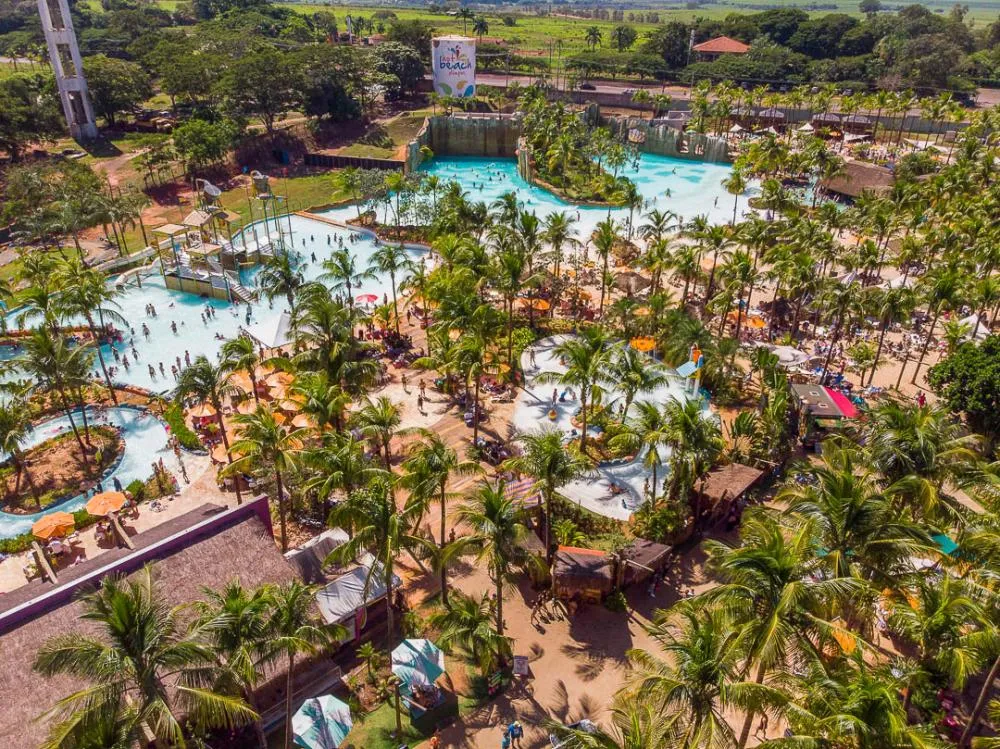Sombra garantida! Os 800 coqueiros do Hot Beach Olímpia são convite à vida boa nos feriados
