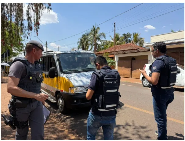 Detran-SP fiscaliza 52 veículos de transporte escolar em Franca
