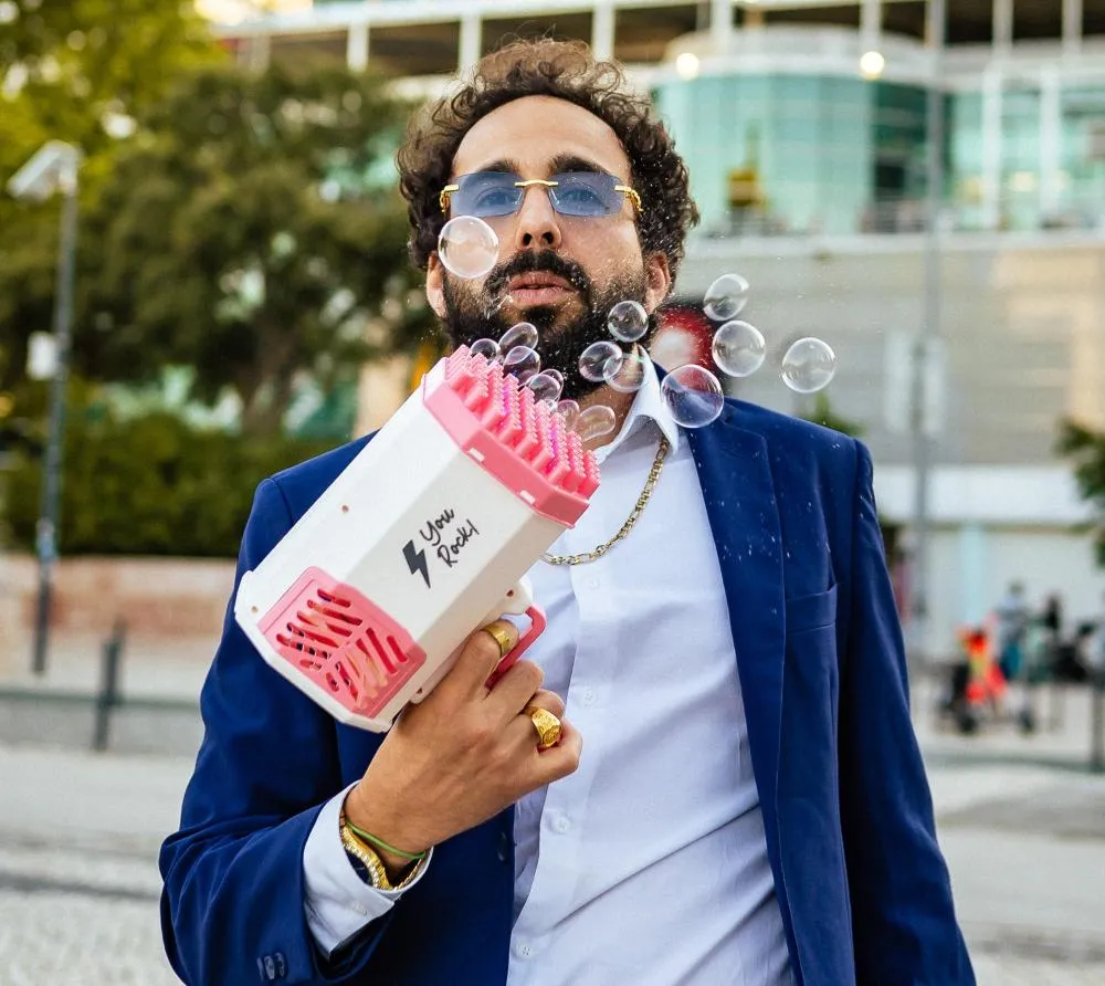 Domingo tem Murilo Couto em “Sete passos para o bilhão”, no Theatro Pedro II