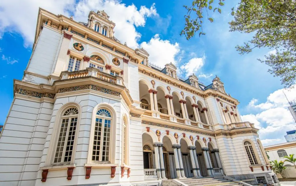 Abre e fecha na Páscoa e Tiradentes: confira o funcionamento dos serviços estaduais