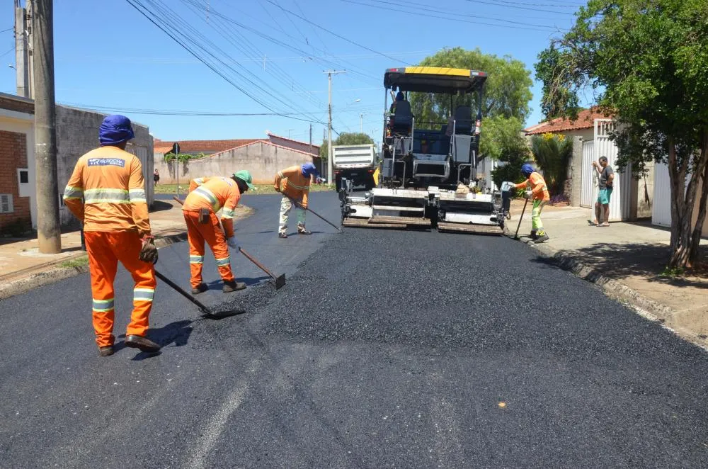 Ruas do Jardim Aeroporto I recebem novo asfalto pelo programa municipal