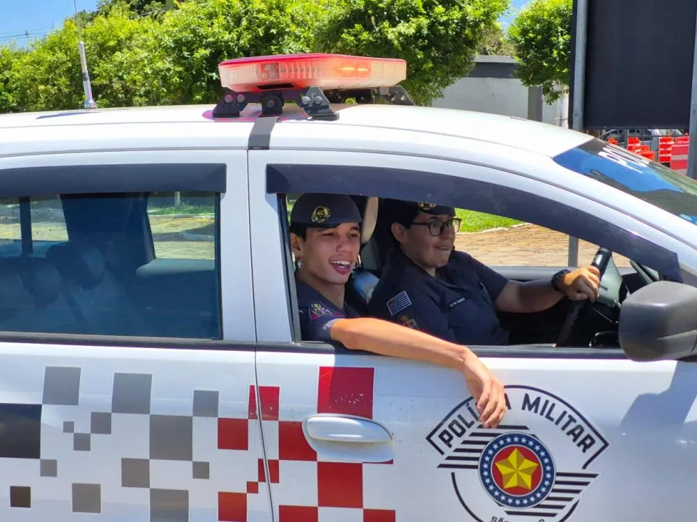 Aluno da APAE de Franca realiza sonho de conhecer o 15º Batalhão da Polícia Militar