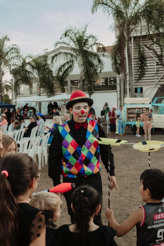 “Cirquim de Bolso” leva magia do circo tradicional ao gramado do Pedrocão em Franca