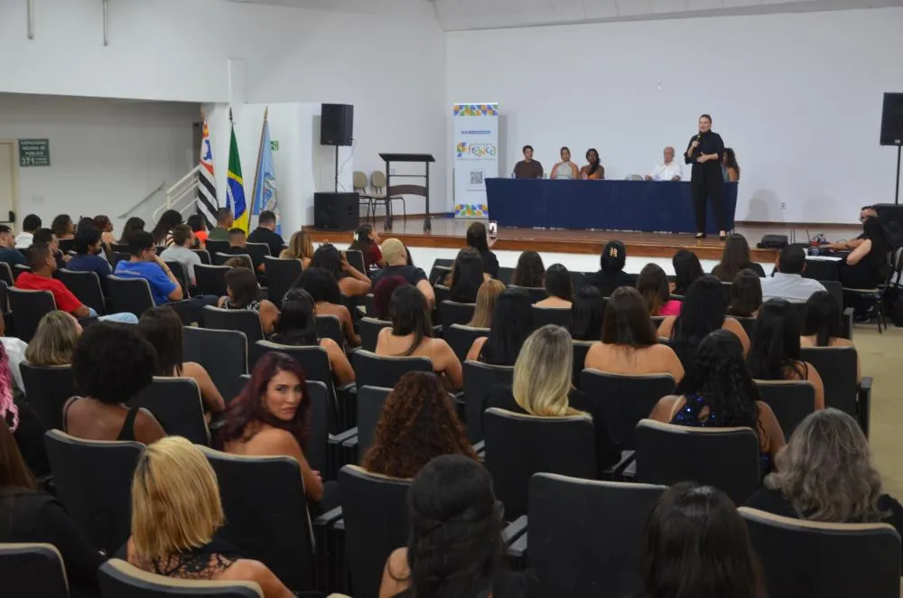 FUSSOL certifica cerca de 100 alunos da Escola da Beleza em cerimônia na Educação
