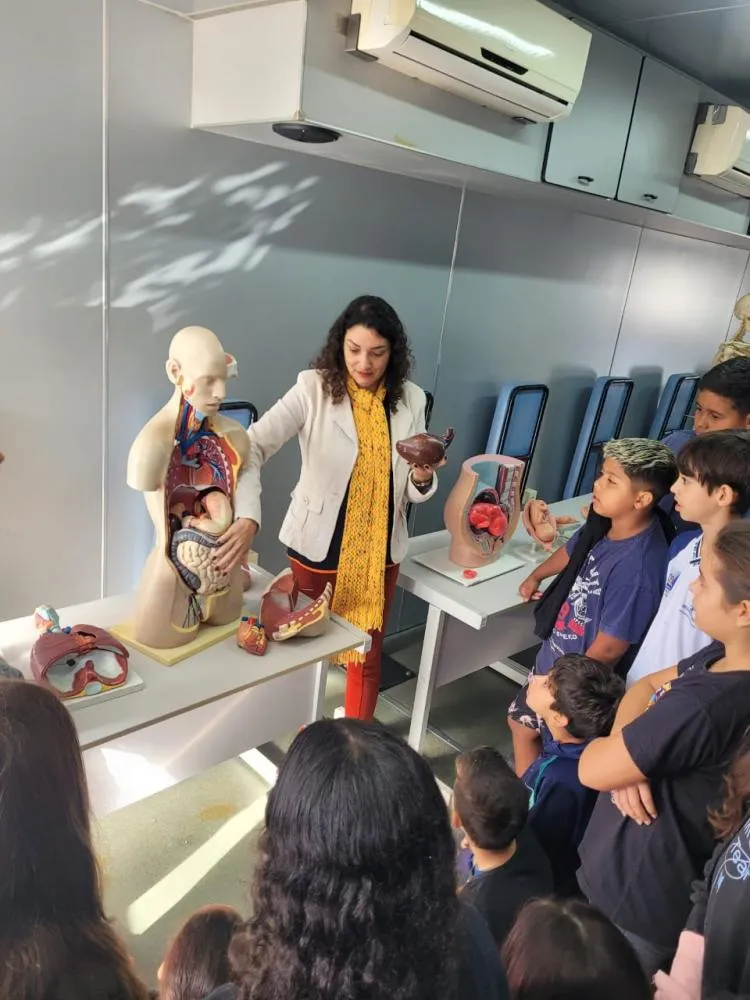 Ciência Itinerante: Exposição sobre DNA, Vírus e Biologia leva conhecimento às escolas de Franca