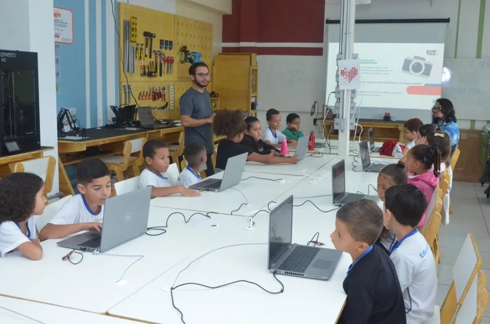 Educação de Franca leva robótica e inovação para alunos da EJA no Espaço Maker
