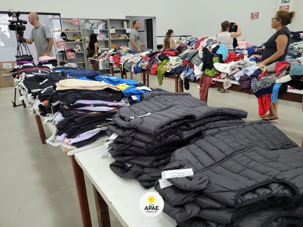 Mega Bazar de Natal da APAE Franca oferece compras solidárias com preços acessíveis
