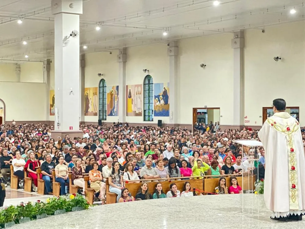 Santuário de Santa Rita de Cássia Recebe Multidão em Dia da Padroeira