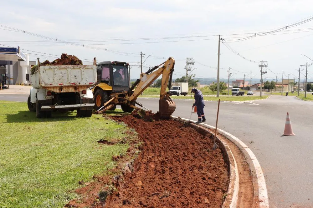 Rotatória das avenidas São Vicente e Jaime Tellini passa por obras para melhorar fluxo no Zanetti