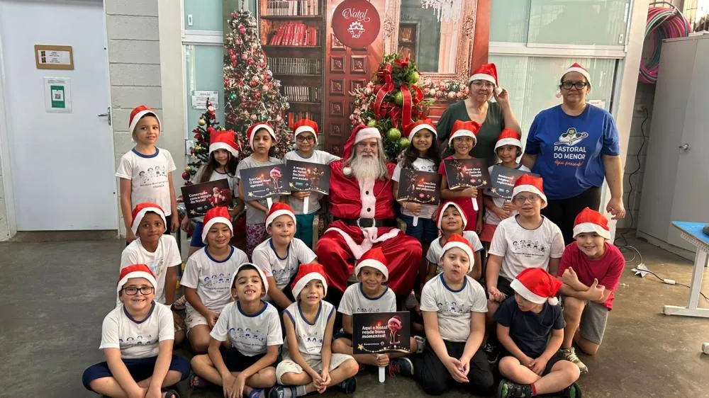 Papai Noel visita cinco escolas municipais e leva atividades natalinas a 945 estudantes