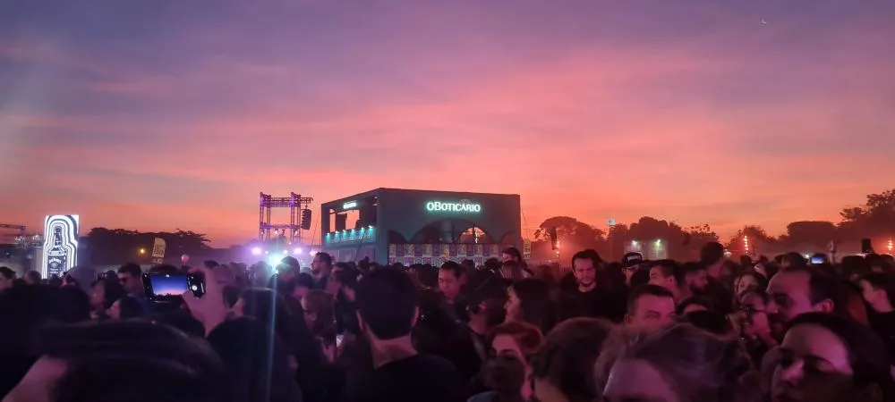 Cinco itens indispensáveis para curtir o João Rock com estilo, conforto e uma maquiagem de impacto