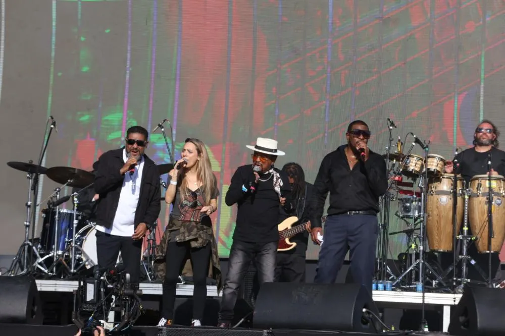 Clássicos e groove: Black Rio, Carlos Dafé e Claudio Zoli encantam no João Rock