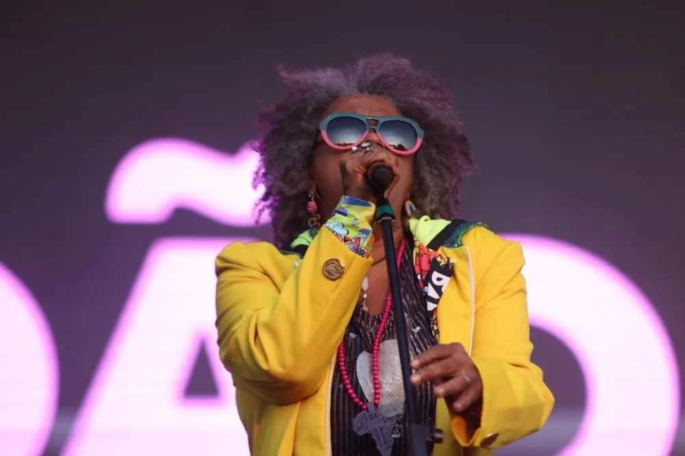 Sandra Sá traz potência vocal e presença única ao Palco Brasil