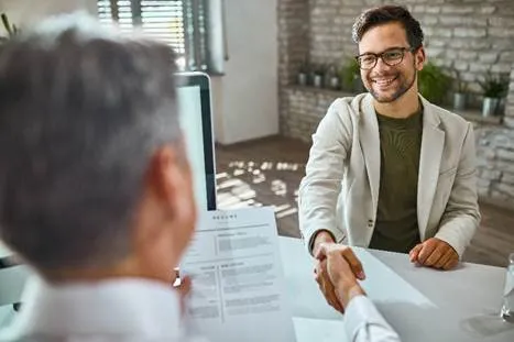 Cinco erros fatais em entrevistas de primeiro emprego: como evitá-los e conquistar a vaga dos sonhos