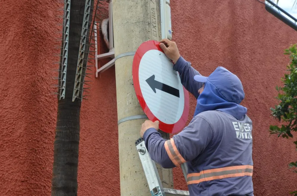Infraestrutura intensifica sinalização viária com frentes diurnas e noturnas