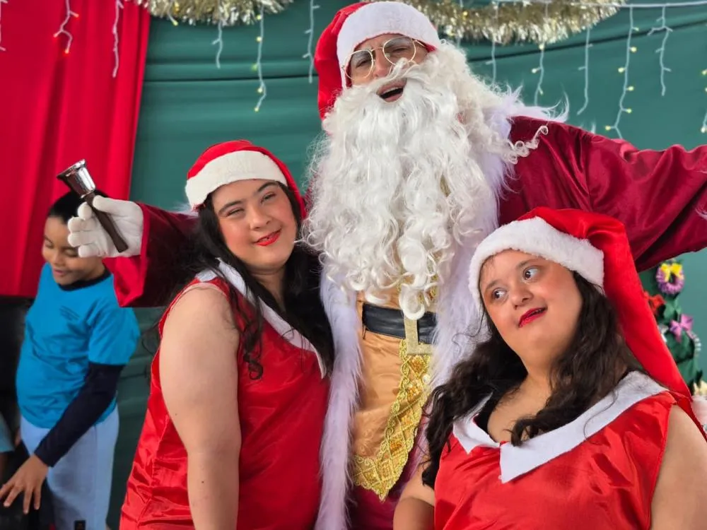 Papai Noel emociona atendidos na chegada à APAE Franca