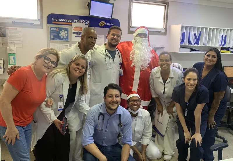 Papai Noel leva alegria durante visita no Hospital São Francisco