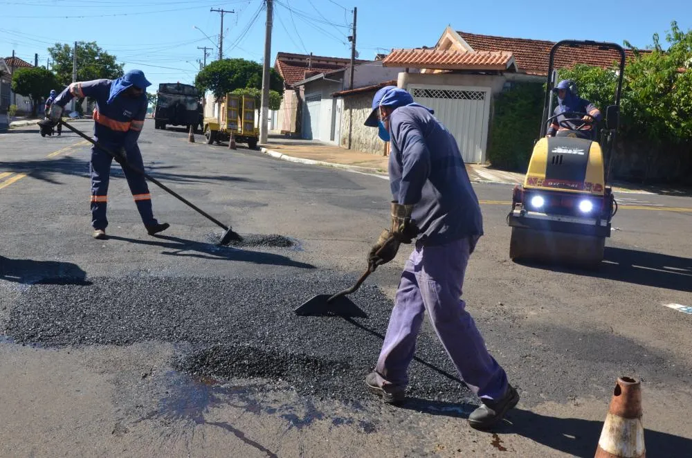 Serviços de manutenção asfáltica atendem sete bairros de Franca nesta segunda-feira