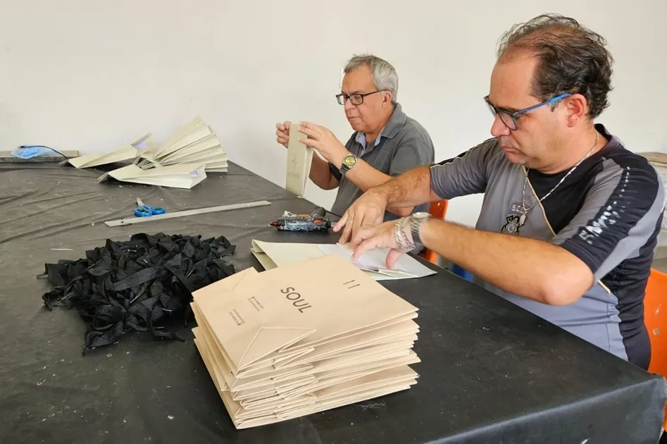 Oficinas Inspiração ampliam atuação e apostam na montagem de sacolas de papel