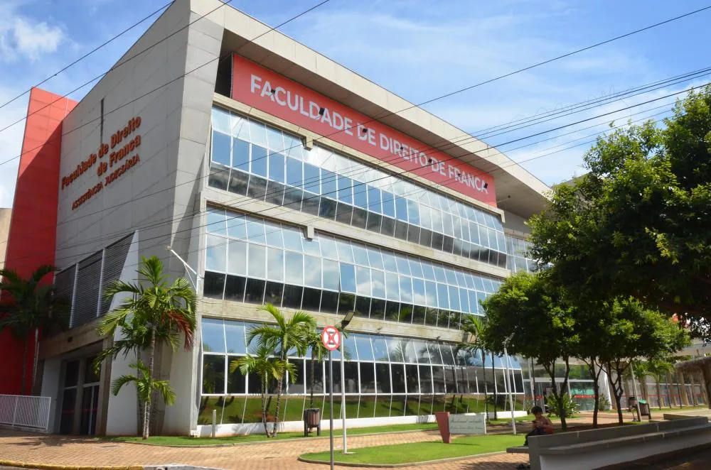 Prefeitura convoca 1,8 mil candidatos para provas de concursos públicos neste domingo