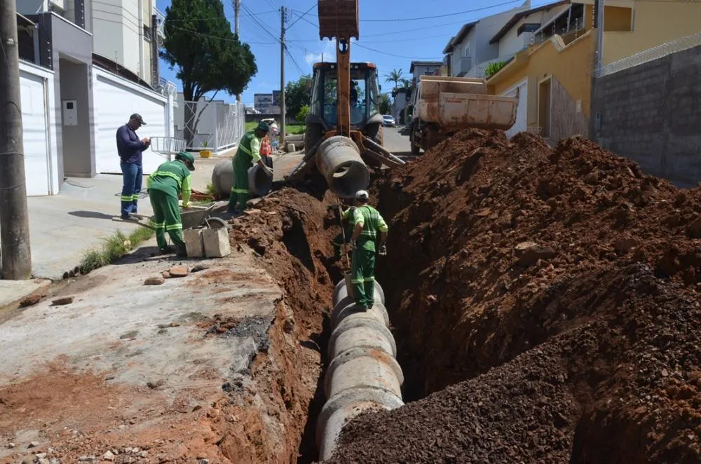 Infraestrutura realiza manutenção e reconstrução de galerias pluviais em ruas de Franca