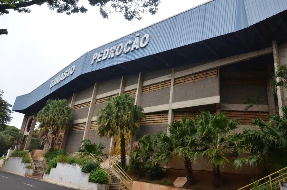 Prefeitura inicia manutenção no telhado do Ginásio Pedrocão em Franca