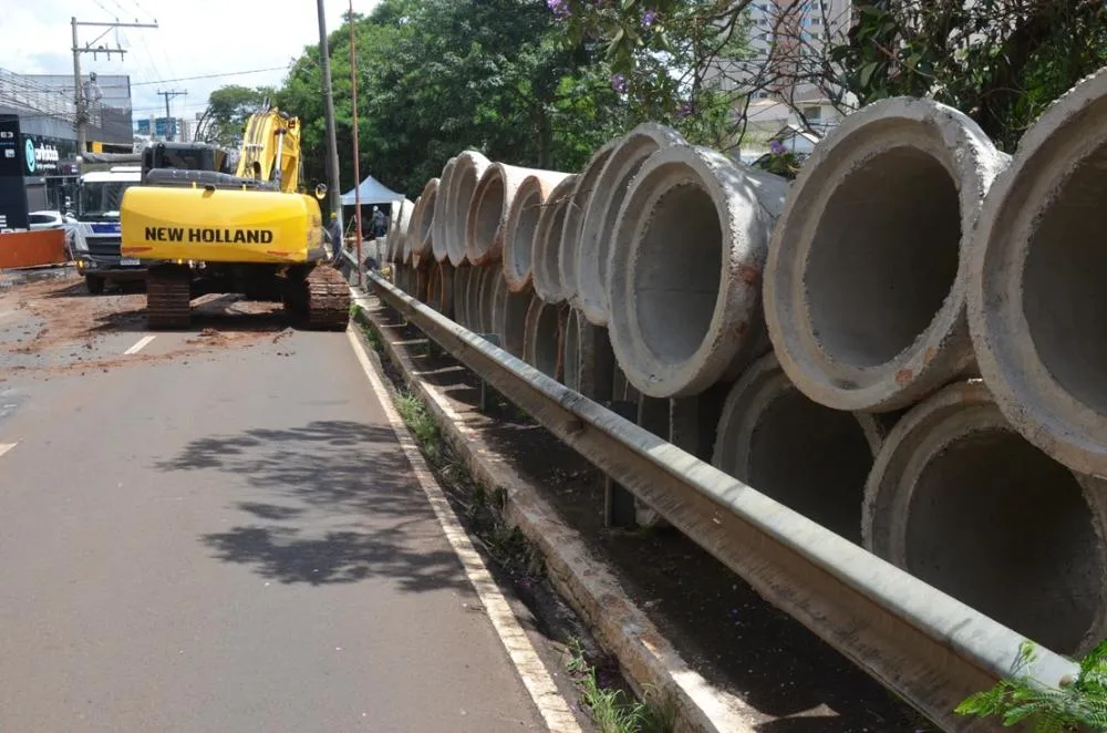 Prefeitura executa obras de drenagem na avenida Ismael Alonso y Alonso em Franca