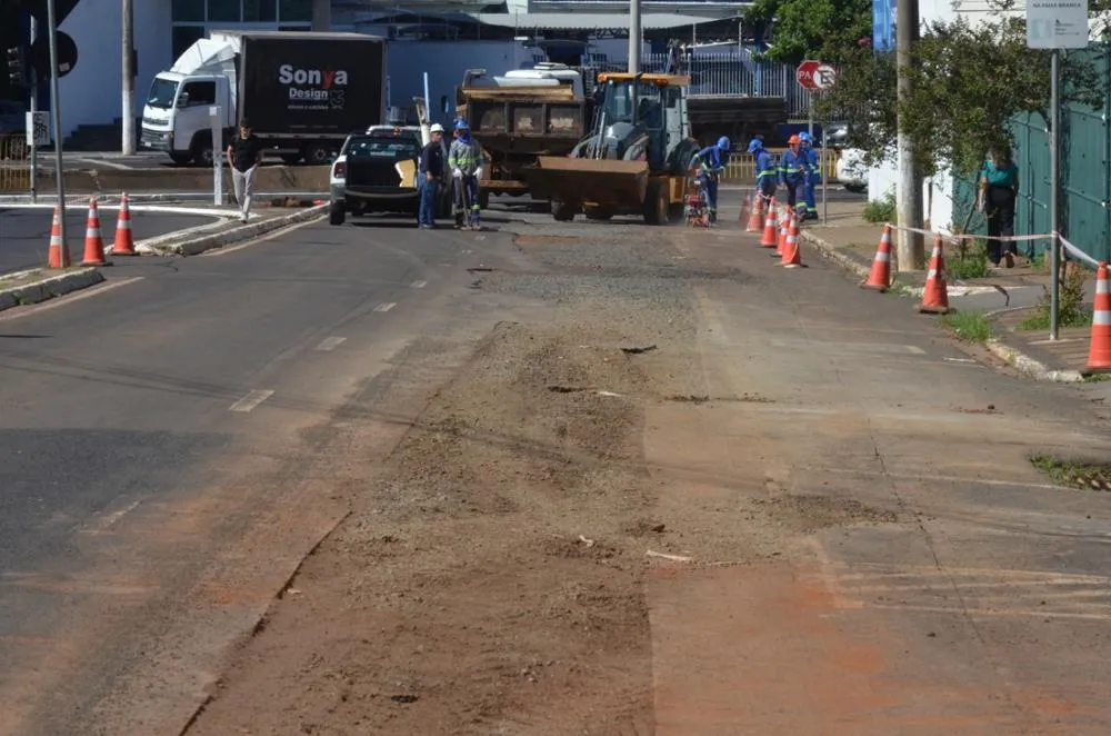  Obra de esgoto interdita trecho da avenida Sete de Setembro em Franca