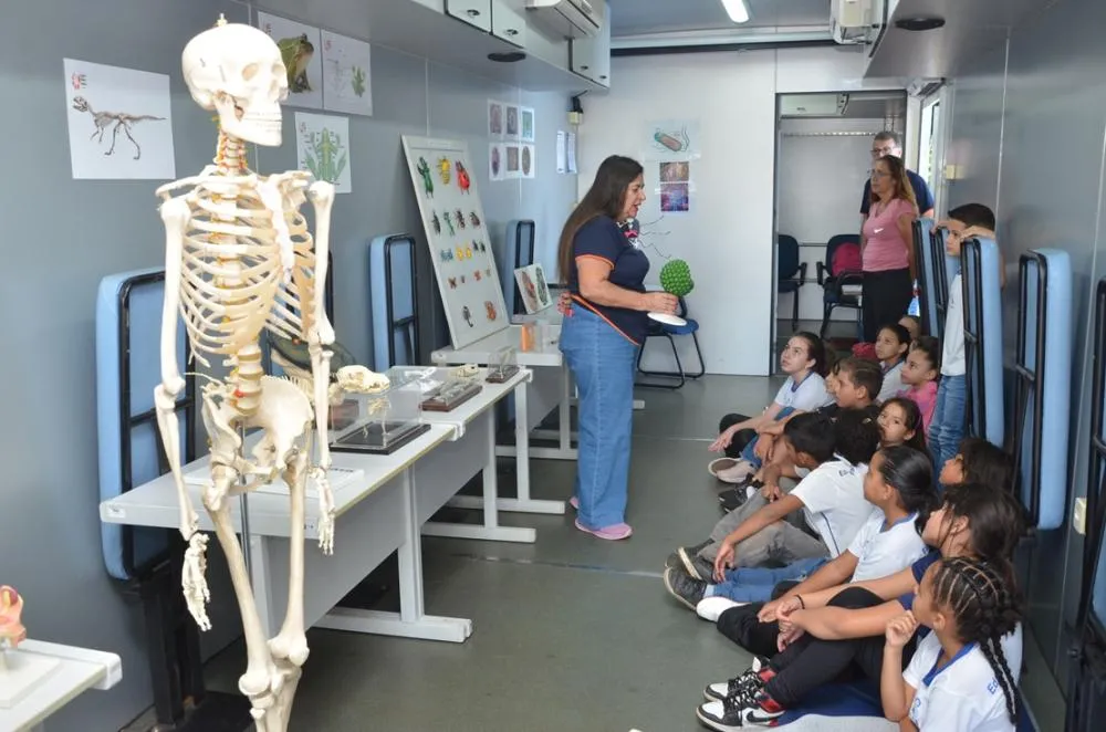 Ciênciamóvel leva exposições sobre DNA, vírus e corpo humano às escolas de Franca