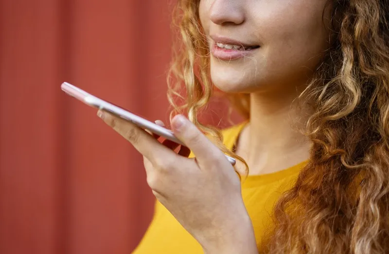  Áudios longos, reuniões e chamadas: estamos falando mais e pior? Especialista alerta para sobrecarga vocal na era digital