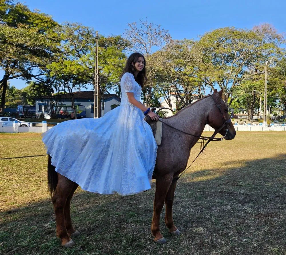 Com 12 anos, Alice Durigan assume papel de princesa nas Cavalhadas da Franca e homenageia legado familiar