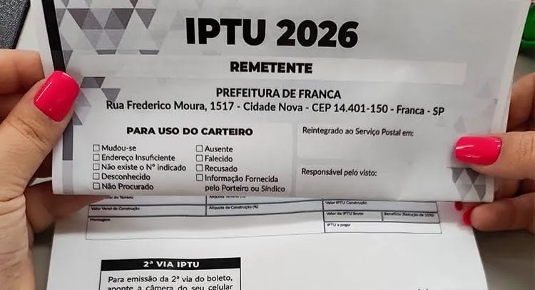 Prefeitura entrega prêmio do IPTU em Dia a moradora do Parque Florestal em Franca
