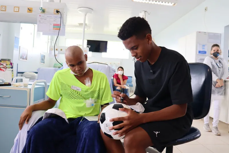 Estevão visita Hospital do Câncer de Franca, leva alegria para pacientes e entra na corrente do bem por doações