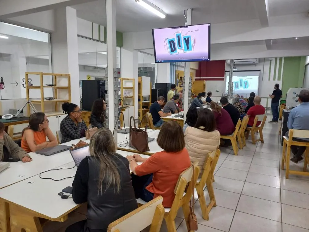Educação em Franca investe em formação sobre cultura maker para professores da EJA