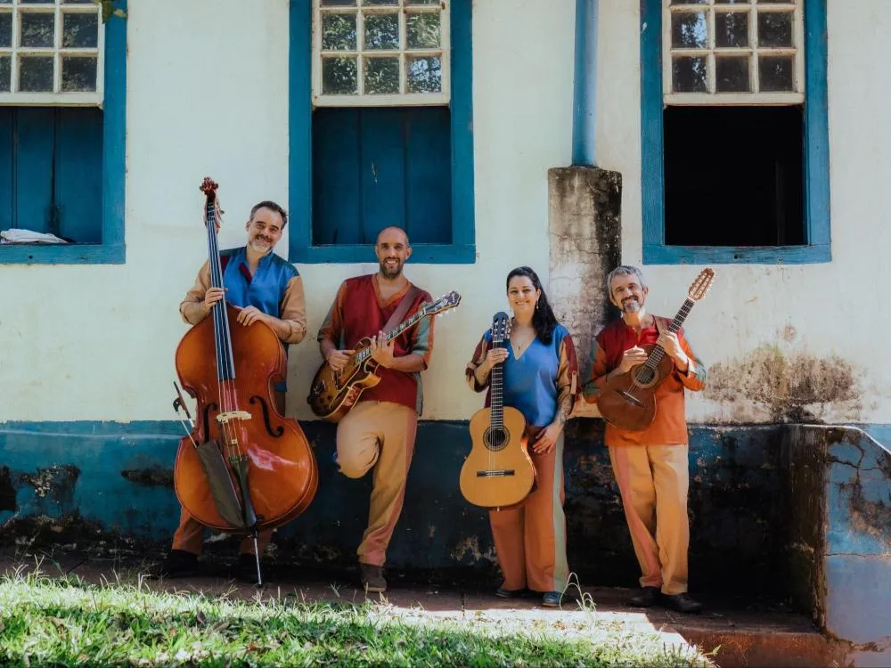 Quarteto Enredado faz último show da turnê do novo disco ‘Fantasia Sertaneja’ no Teatro de Arena do Calçadão da Praia de Rifaina 