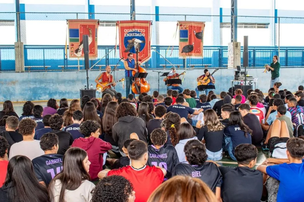 Quarteto Enredado leva história da música caipira com oficina-show em escola e instituição de Franca para 300 pessoas