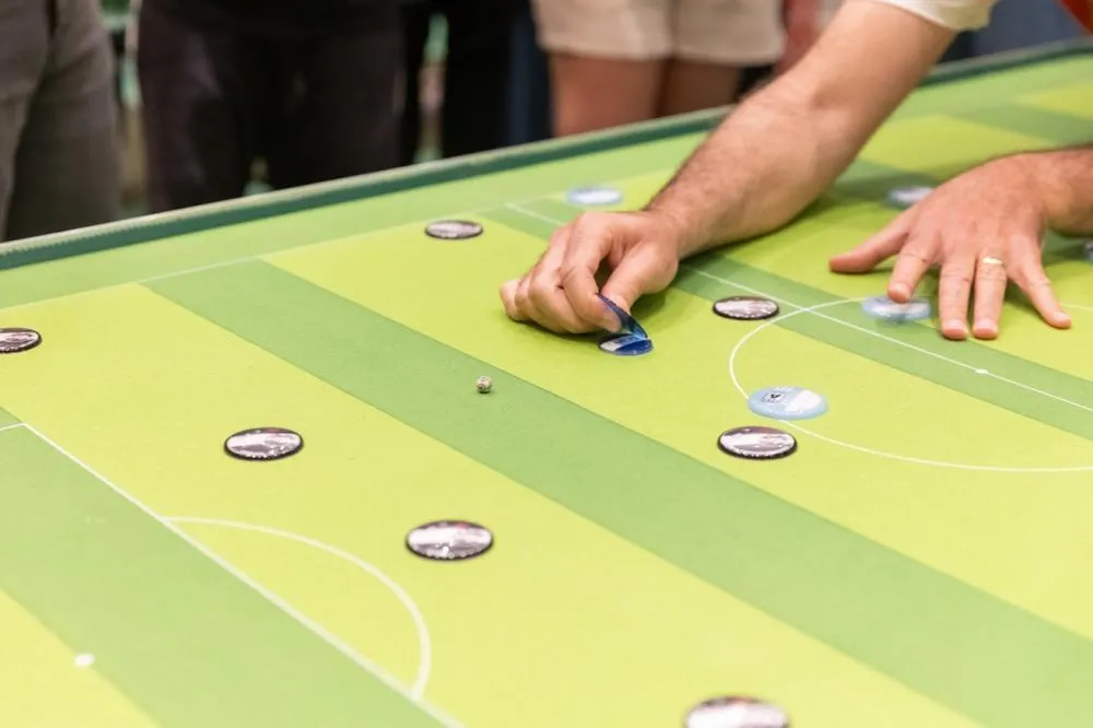 ShoppingSantaÚrsula recebe torneio de futebol de botão inspirado em competição mundial de seleções