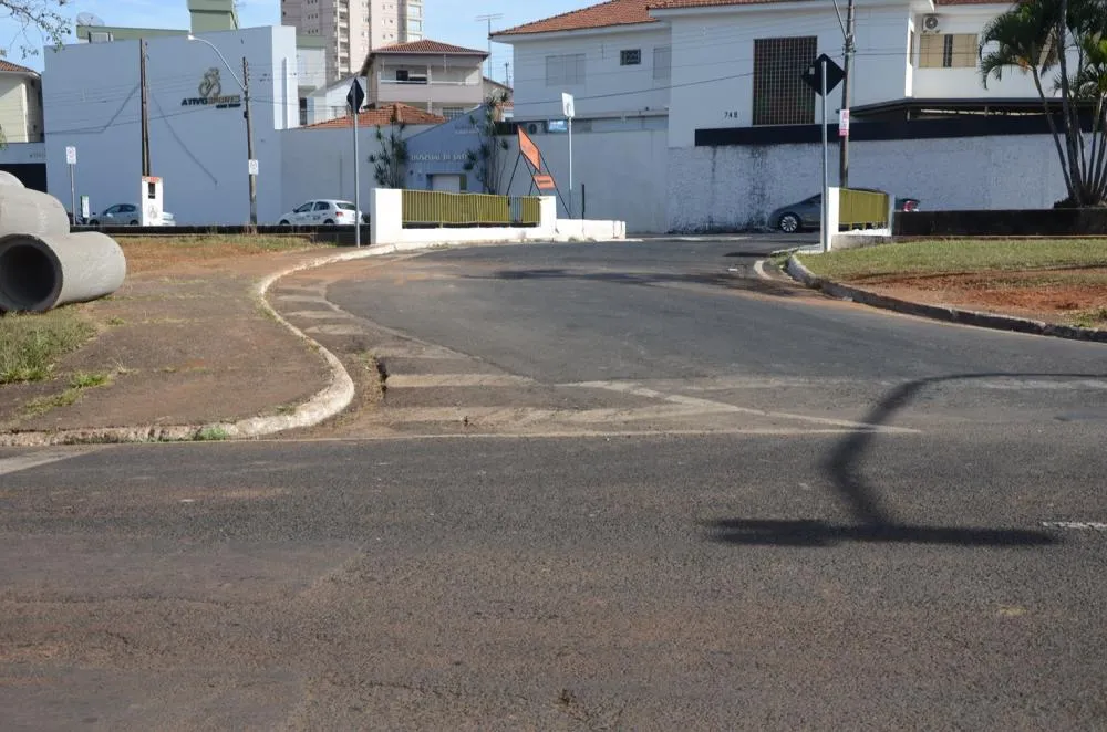 Obras de drenagem provocam alterações temporárias no trânsito da rua Pedro Donadeli