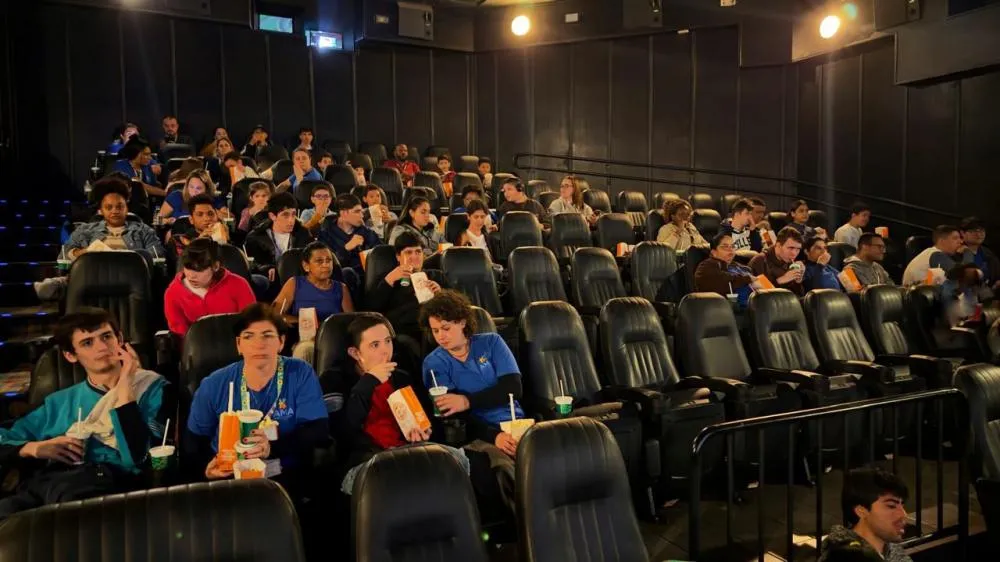 Alunos da AMA de Ribeirão Preto participaram de uma sessão de cinema adaptada com exibição de Toy Story 5 - Crédito: Divulgação