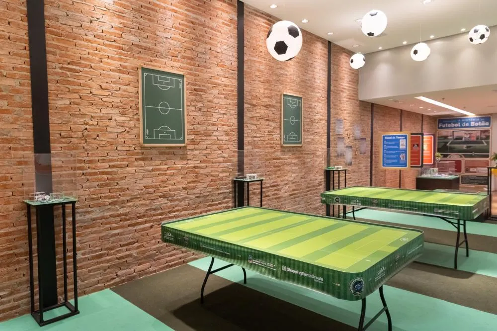 Visitantes podem conhecer e praticar futebol de botão em um espaço dedicado à modalidade | Crédito: Tábata Barbosa
