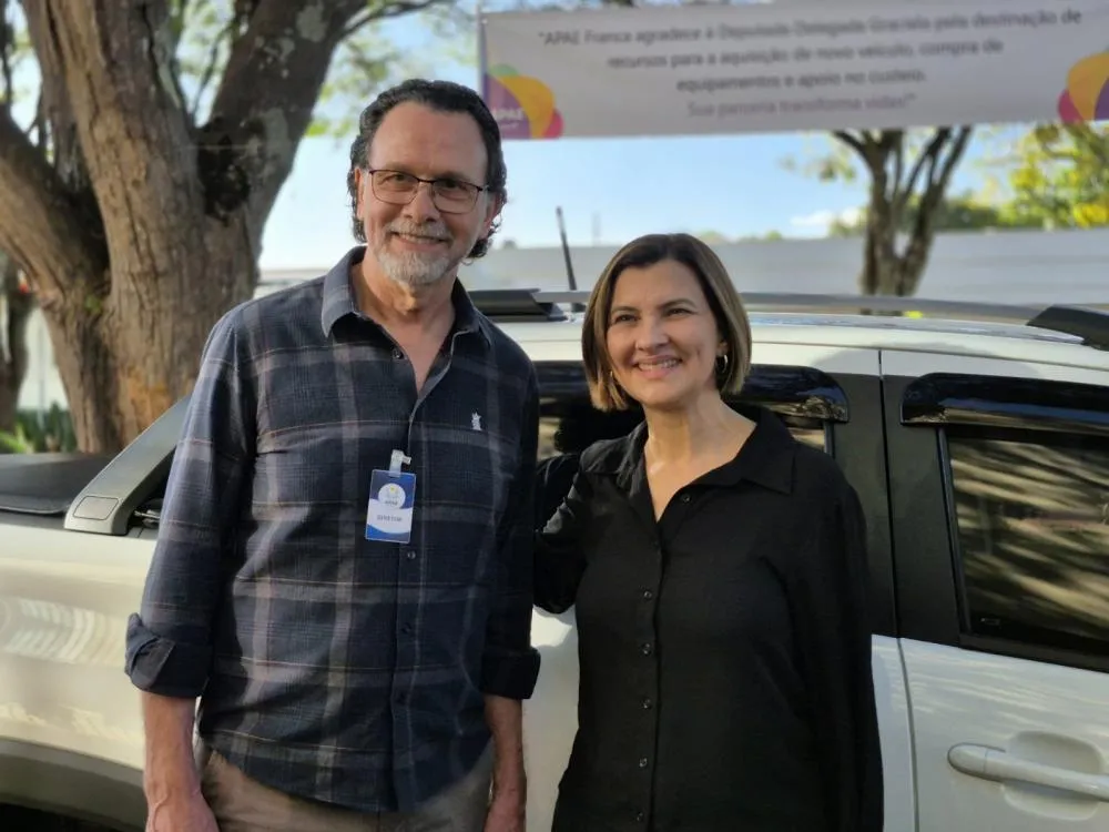 Agenor Gado, presidente da APAE Franca, com a deputada estadual Delegada Graciela, que destinou emenda parlamentar de R$ 1,9 milhão para a ampliação do Núcleo de atendimento ao Autismo da instituição