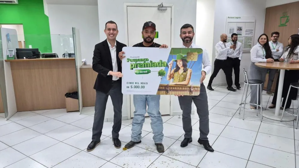 Francano é surpreendido e recebe prêmio de R$ 5 mil na campanha Poupança Premiada Sicredi