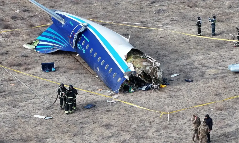 Caixas-pretas de jato da Embraer que caiu no Cazaquistão chegam nesta terça-feira