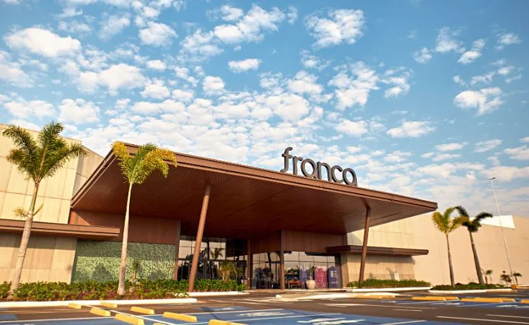 Franca Shopping celebra o Dia dos Pais com coral especial e encontro de carros antigos